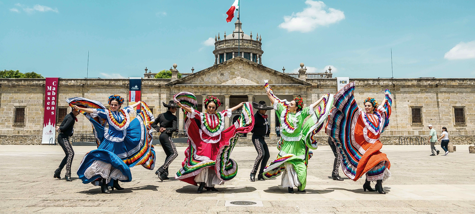 Mariachi frente a Museo Cabañas Guadalajara