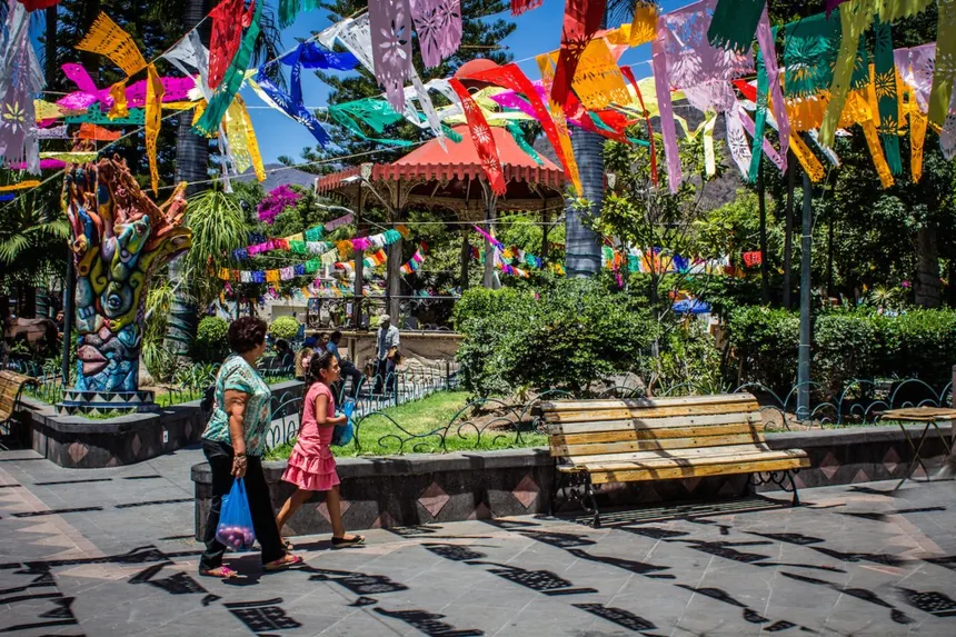 Plaza Principal de Ajijic: El Corazón Cultural y Bohemio del Pueblo